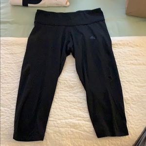 Women’s black cropped leggings